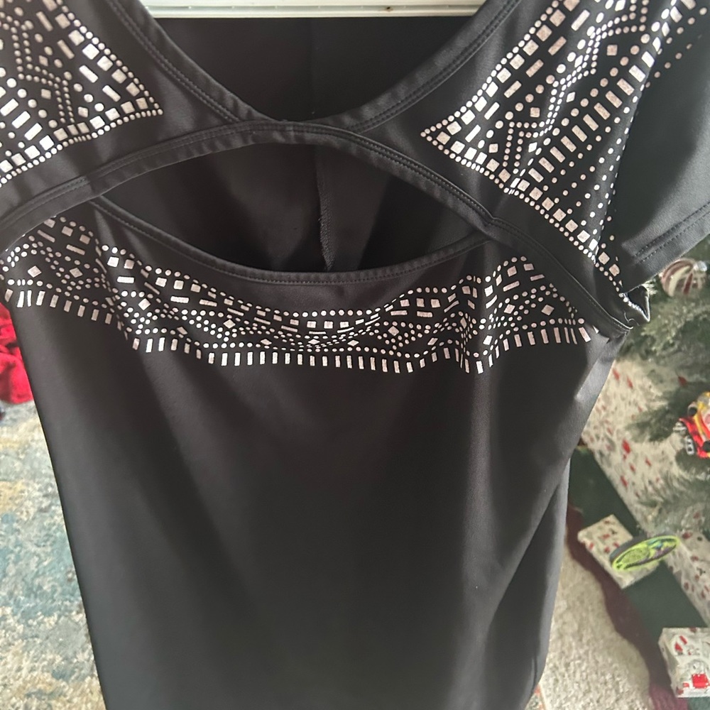 It is a women dress xxl no name brand on the dress